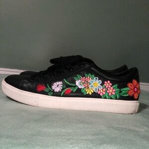 Steve Madden black leather Floral Embroidered Black Sneakers size 8.5